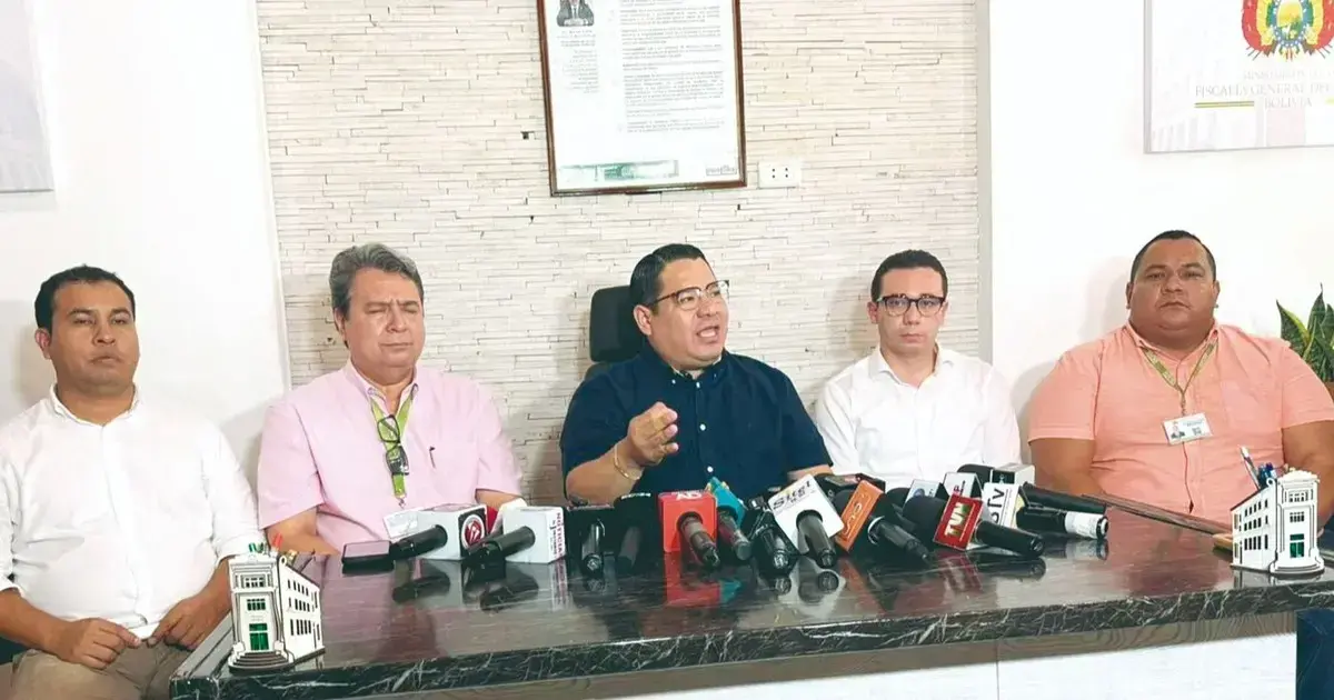El Fiscal General del Estado, Roger Mariaca, llegó a Santa Cruz para brindar un informe sobre el caso.