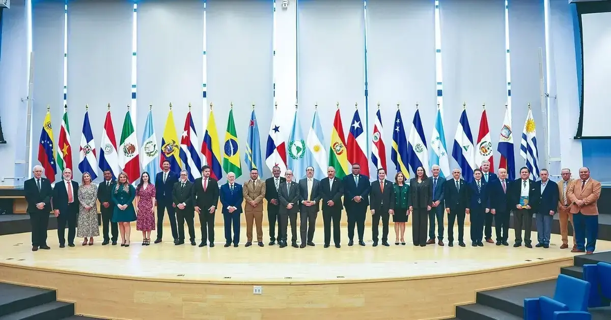 Presidente de CAF, Sergio Díaz-Granados, con representantes de países asociados durante la inauguración del evento.