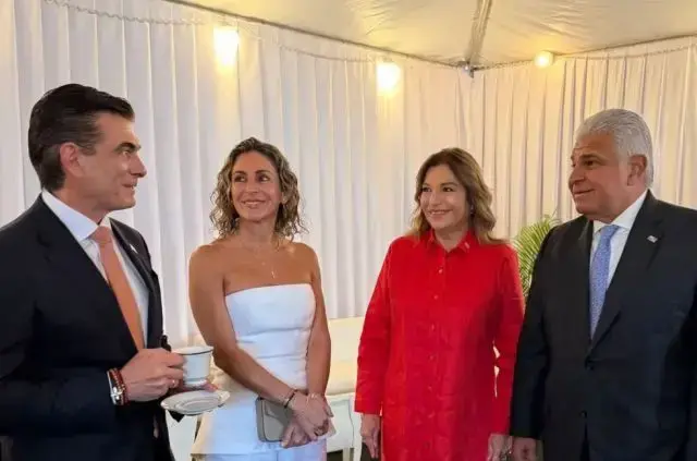 El presidente de Bolivia, Rodrigo Paz (i), en Panamá