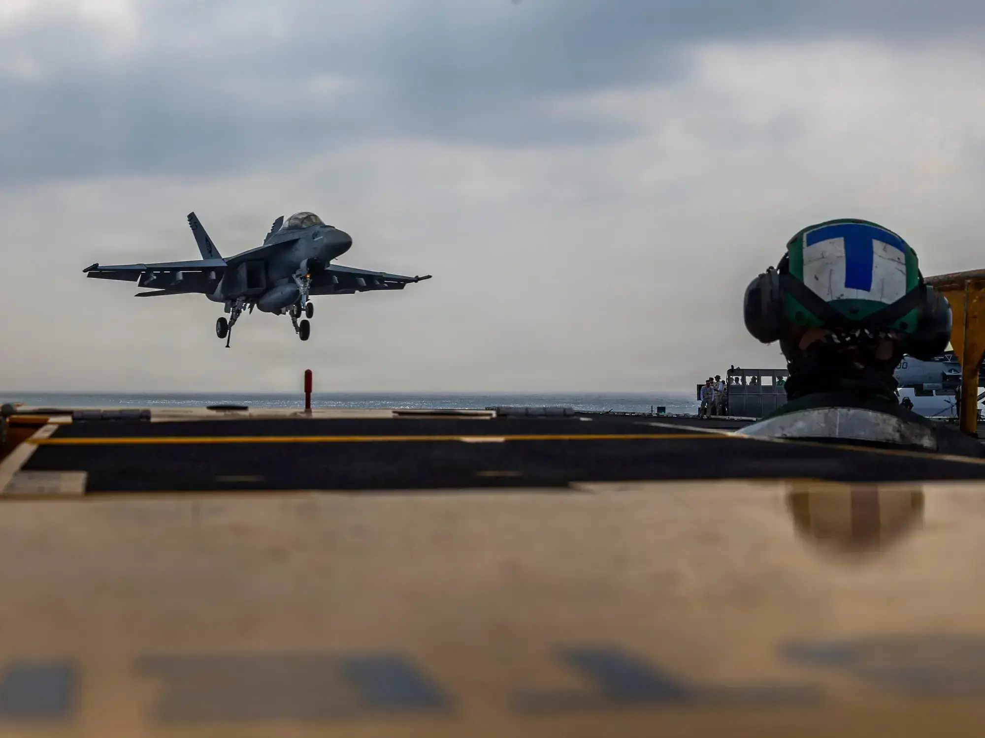 Un caza F/A-18E Super Hornet aterriza en el portaaviones USS Abraham Lincoln.