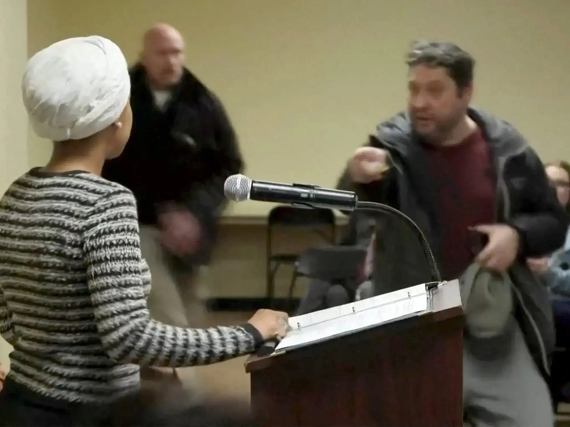 El atacante apunta a la congresista Ilhan Omar después de arrojarle el líquido