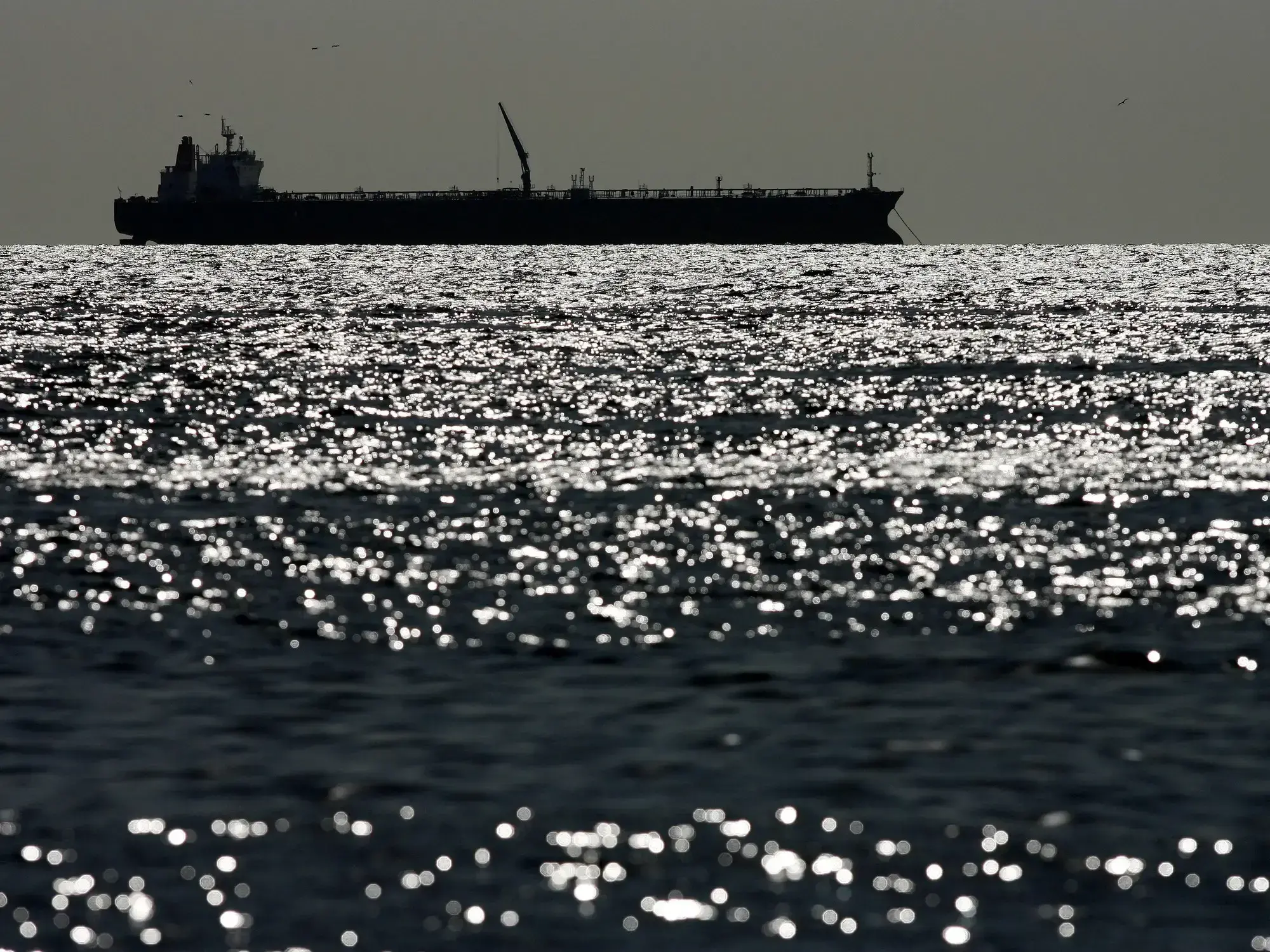 Un petrolero navega en las aguas del Lago de Maracaibo.