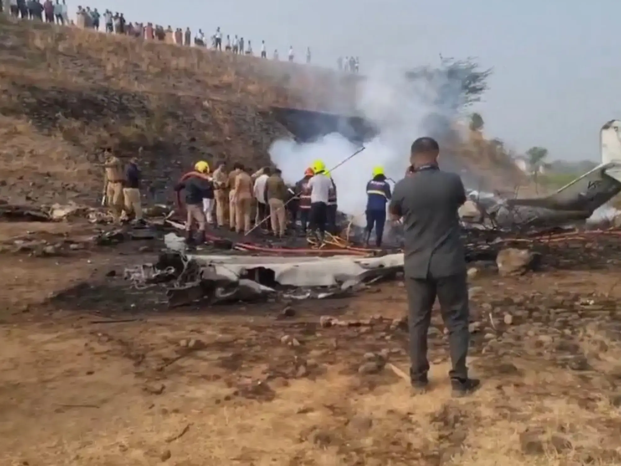 Restos del avión siniestrado en un campo en el oeste de la India.