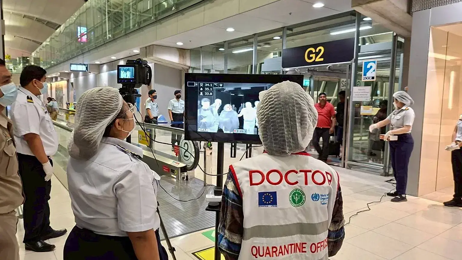 Médicos supervisan el control de temperatura a viajeros procedentes de Bengala Occidental, India, en el Aeropuerto Internacio