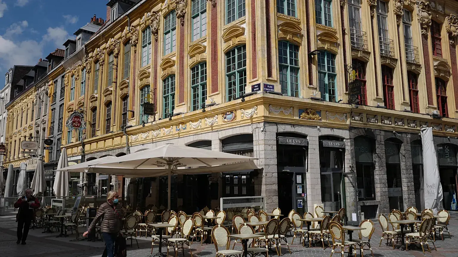 Una vista de terrazas de restaurantes listas para abrir en Lille, en el norte de Francia.