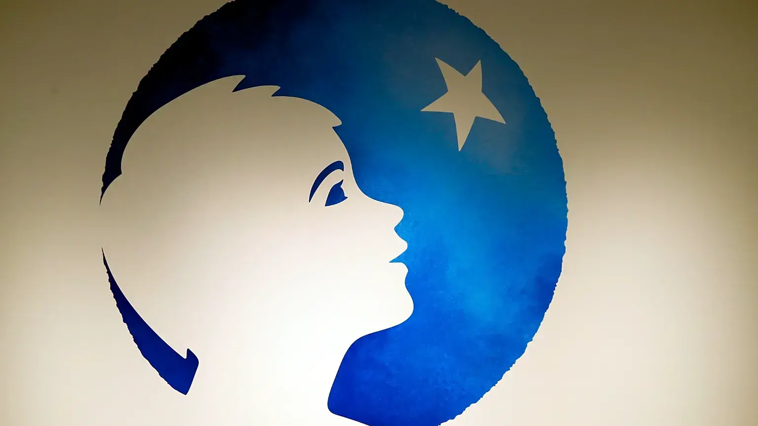 El logotipo de Danone en una oficina.