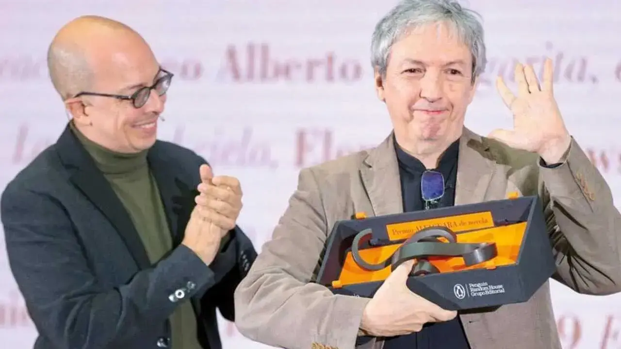 El autor mexicano David Toscana (d) recibió el Premio Alfaguara de manos de su compatriota Jorge Volpi.