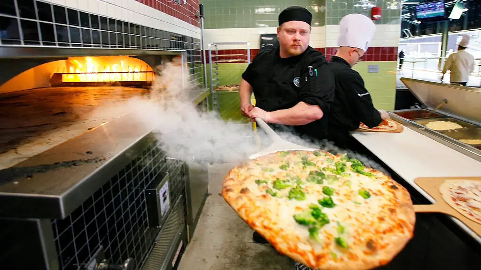 Estelas de vapor de una pizza fuera del horno en Apizza durante una vista previa en Seattle, 6 de abril de 2011.