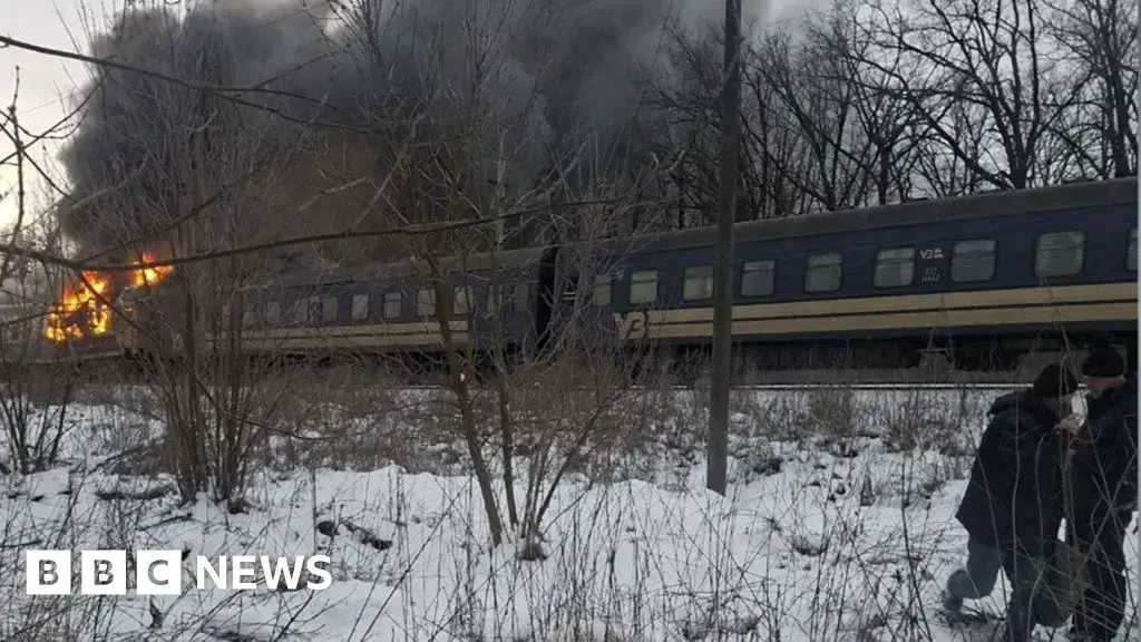 Imagen del tren atacado en la región de Kharkiv.