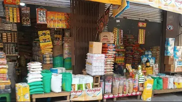 Mercado de abarrotes en El Alto con poca afluencia de clientes.