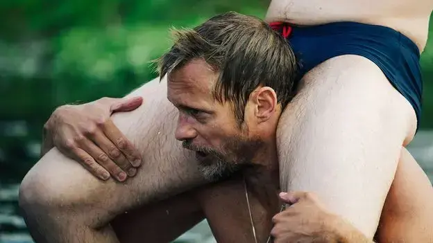 Alexander Skarsgård y Harry Melling en una escena de la película 'Pillion'.