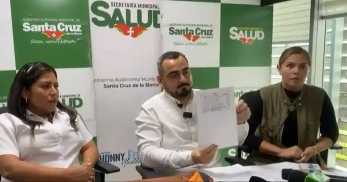 Michael Méndez, secretario municipal de Salud, muestra las planillas de pago.
