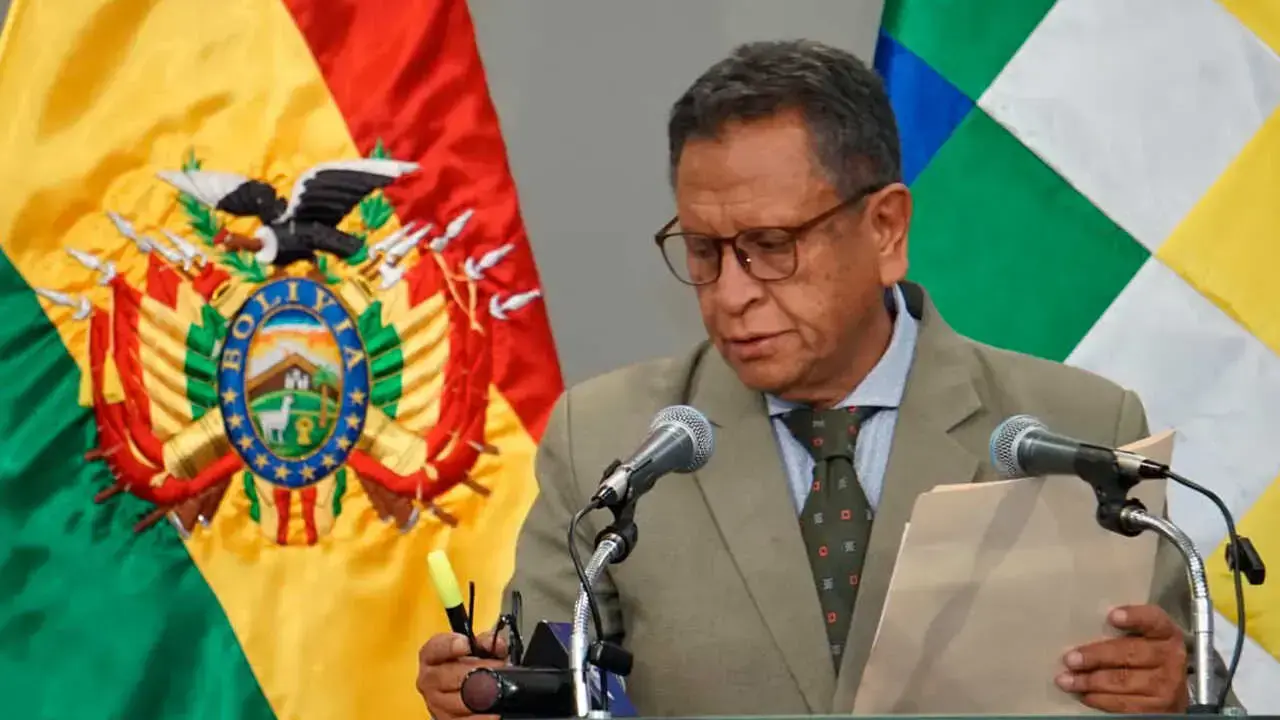 El ministro de Gobierno, Marco Antonio Oviedo, en conferencia de prensa.