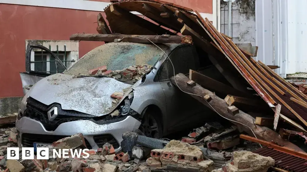 Varios coches dañados en una zona costera tras el colapso del techo de una universidad.