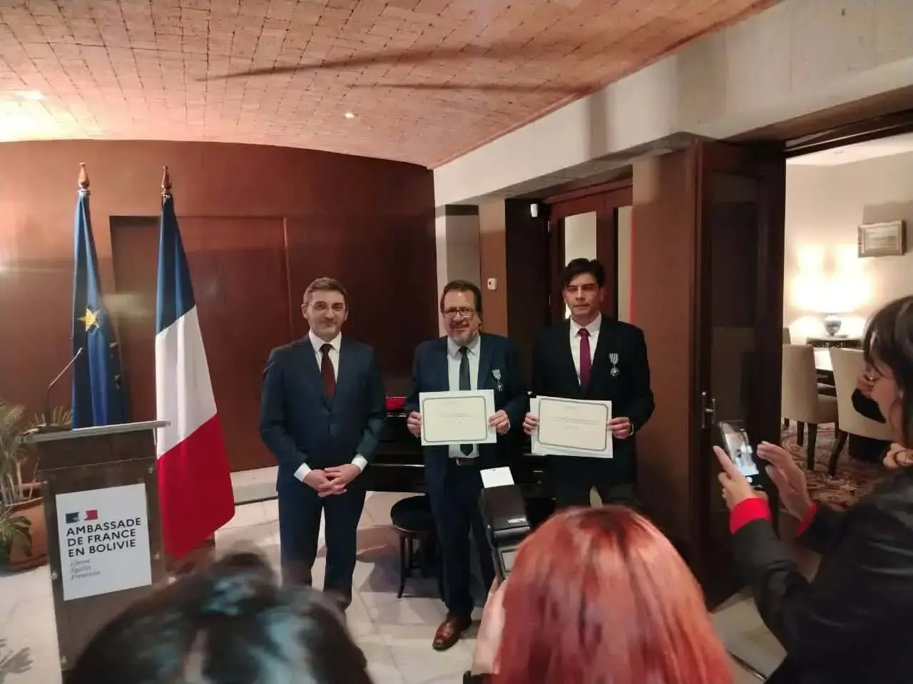 Fernando Barrientos (primero a la derecha) recibió la condecoración en La Paz.