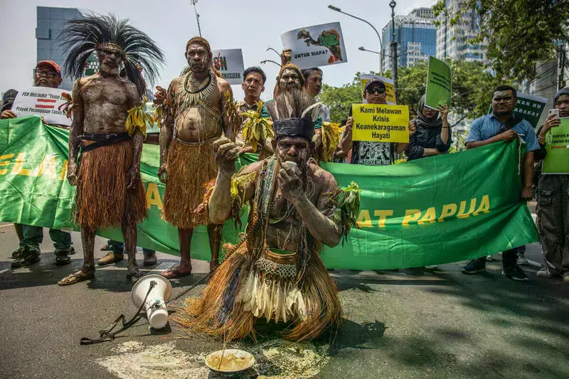Indígenas papúes y activistas protestan contra el proyecto Merauke Food Estate en Yakarta en 2024.