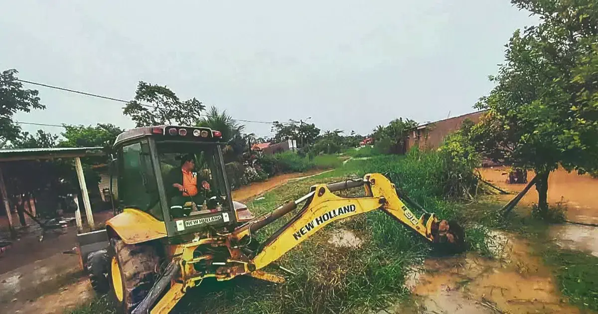 Maquinaria pesada trabaja en labores de desagüe en barrios anegados.