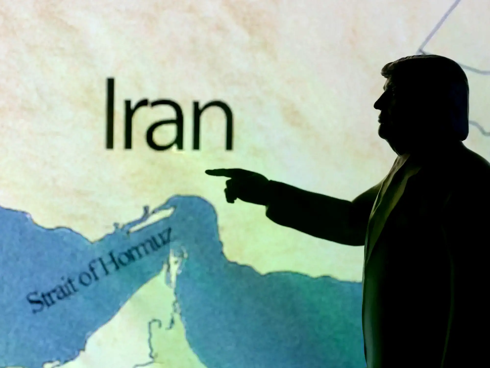 Donald Trump y un mapa de Irán, en el que se aprecia el estrecho de Ormuz.