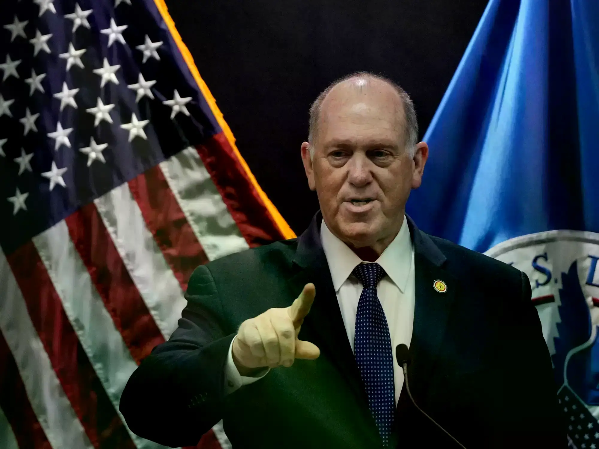 Tom Homan, enviado de la Casa Blanca, ante la prensa en Minneapolis.