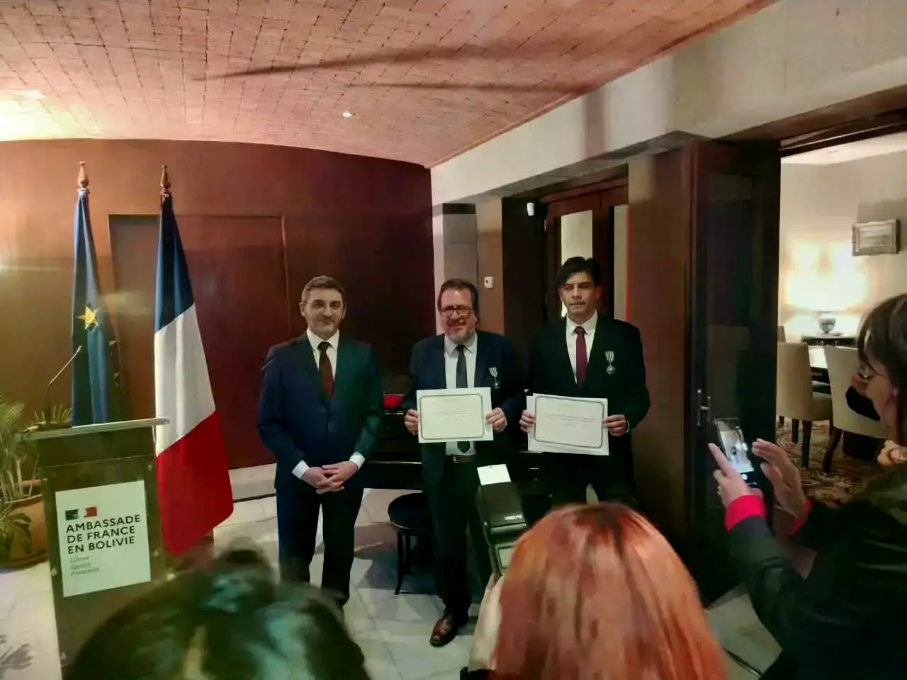 Fernando Barrientos (primero a la derecha) recibió la condecoración en La Paz.