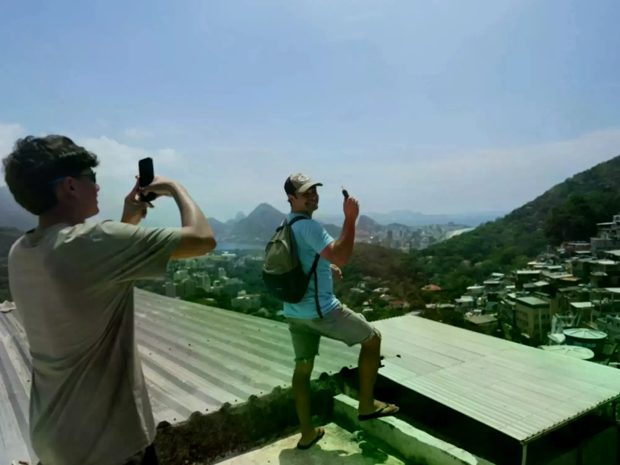 Turistas toman fotos y selfies desde las favelas de Río de Janeiro.