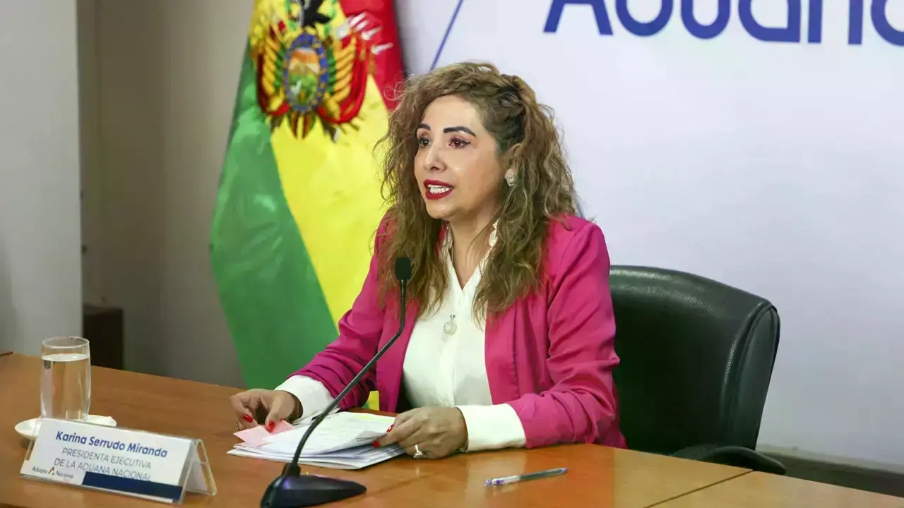 La expresidenta de la Aduana, Karina Serrudo, en conferencia de prensa.