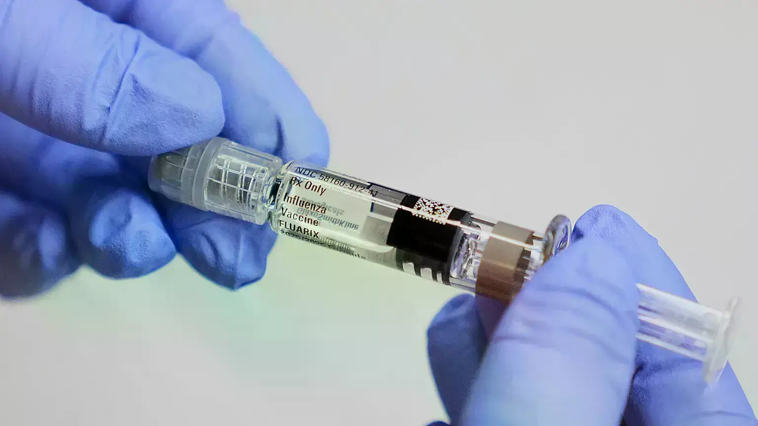 Un asistente médico sostiene una jeringa para una vacuna contra la gripe en una clínica de Seattle, EE.UU.