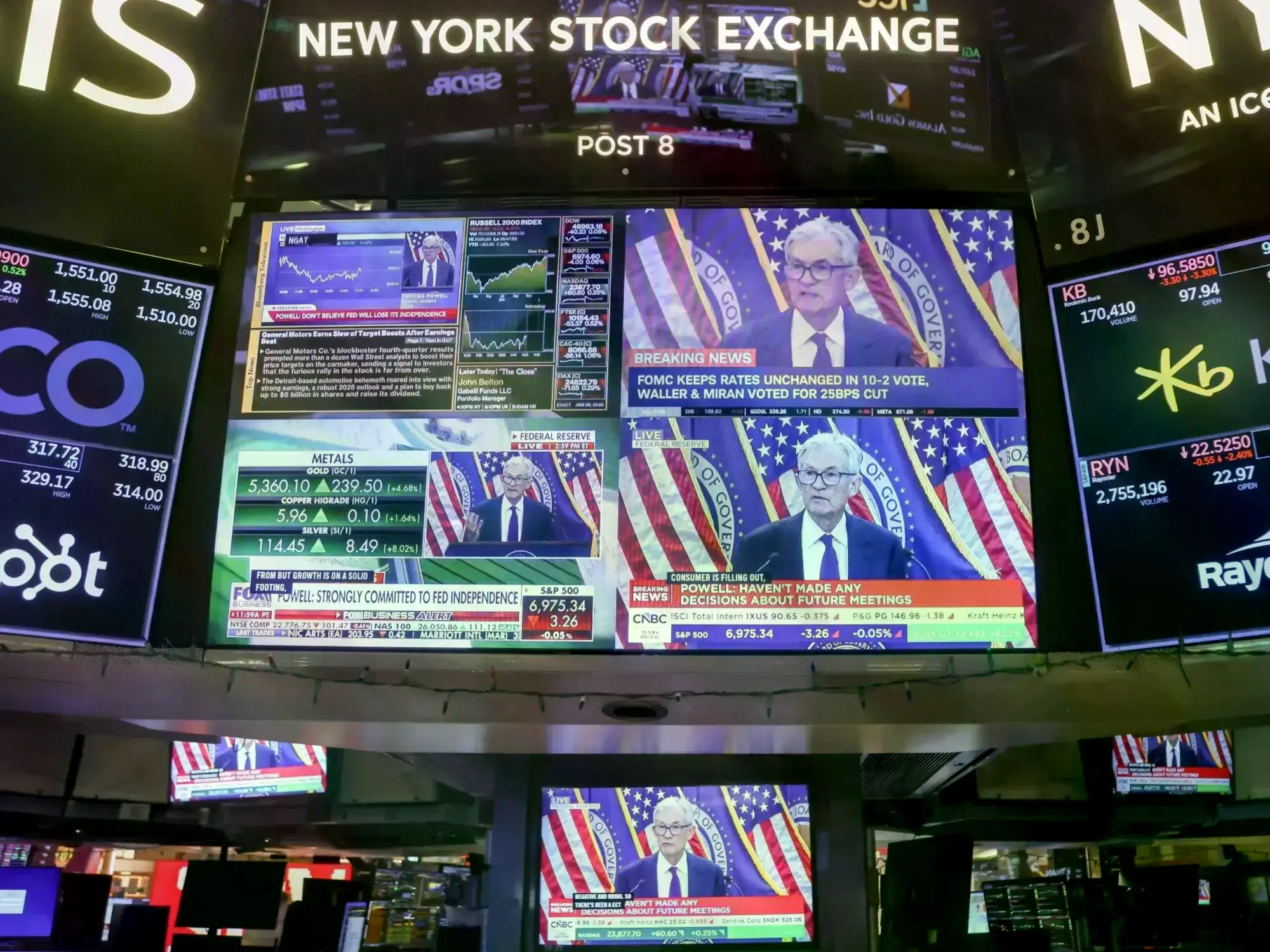 Pantallas de TV con la imagen del titular de la Fed, Jerome Powell, en la Bolsa de Nueva York.