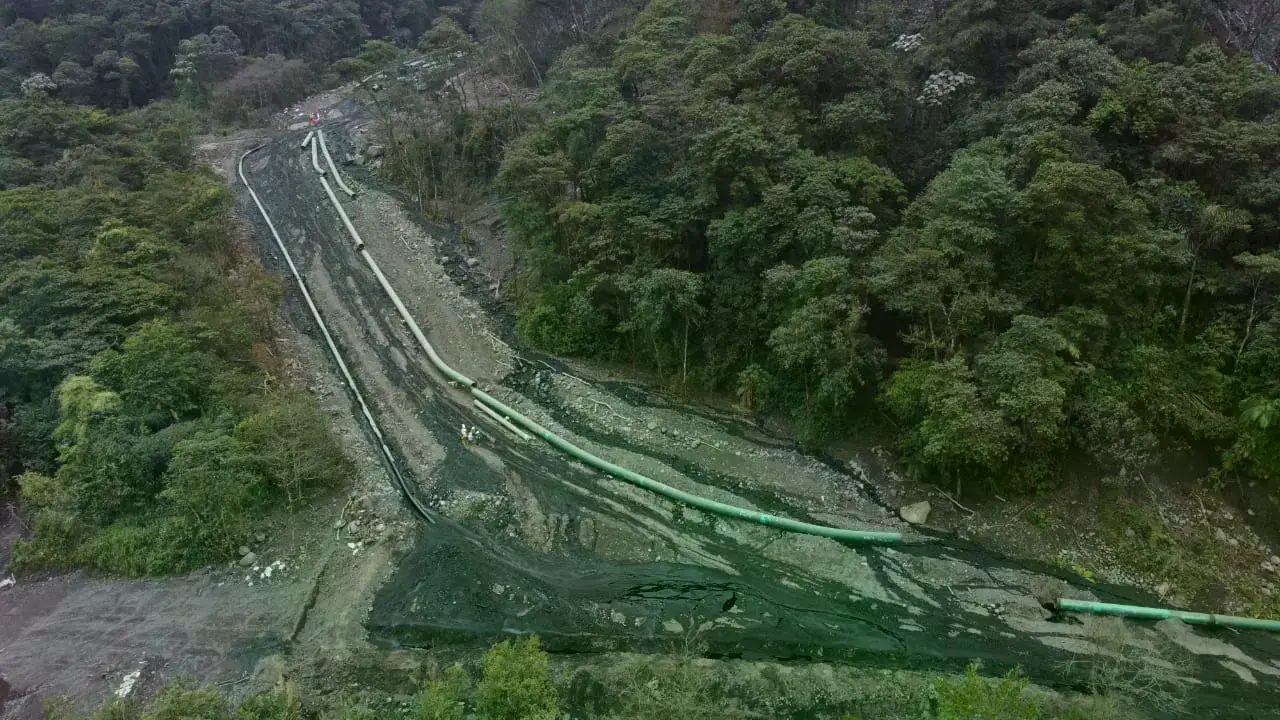 Vista aérea de dos piscinas construidas para contener el petróleo derramado.