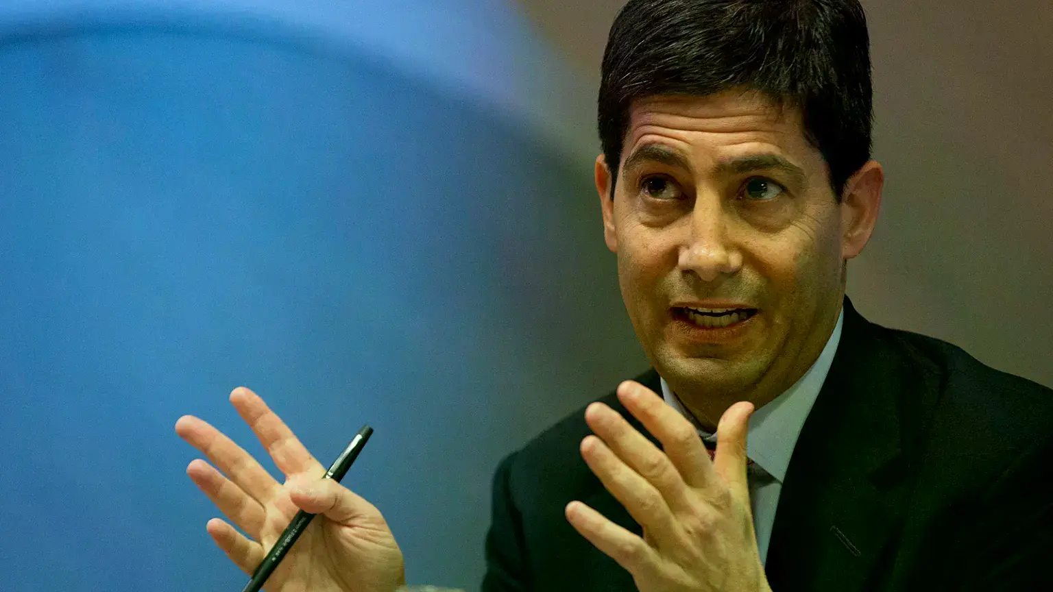 Kevin Warsh hablando con la prensa en Londres en diciembre de 2014.