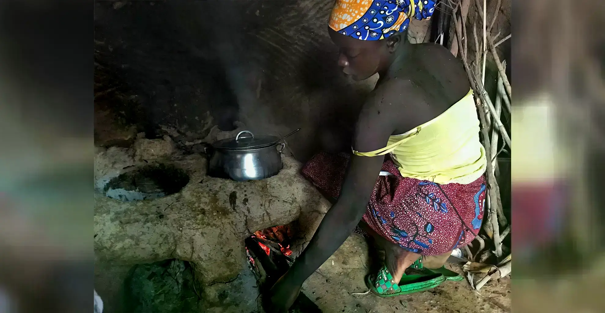 Una mujer usa una cocina mejorada en la aldea de Bang, región Norte de Camerún.