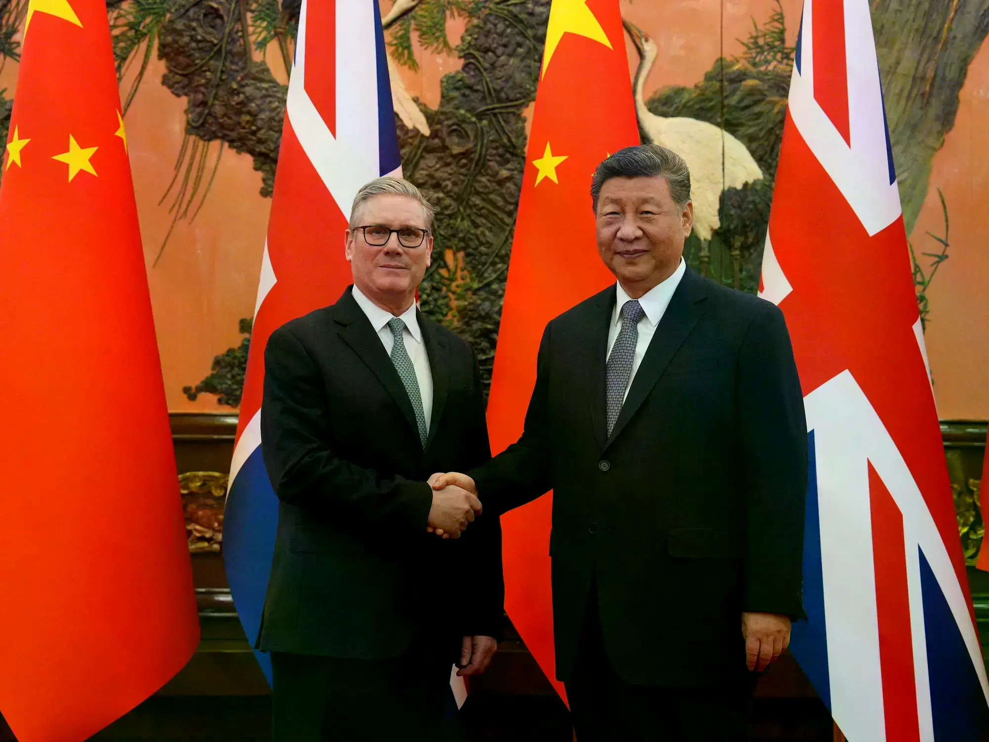 El primer ministro británico, Keir Starmer, con el presidente de China, Xi Jinping, en Beijing.