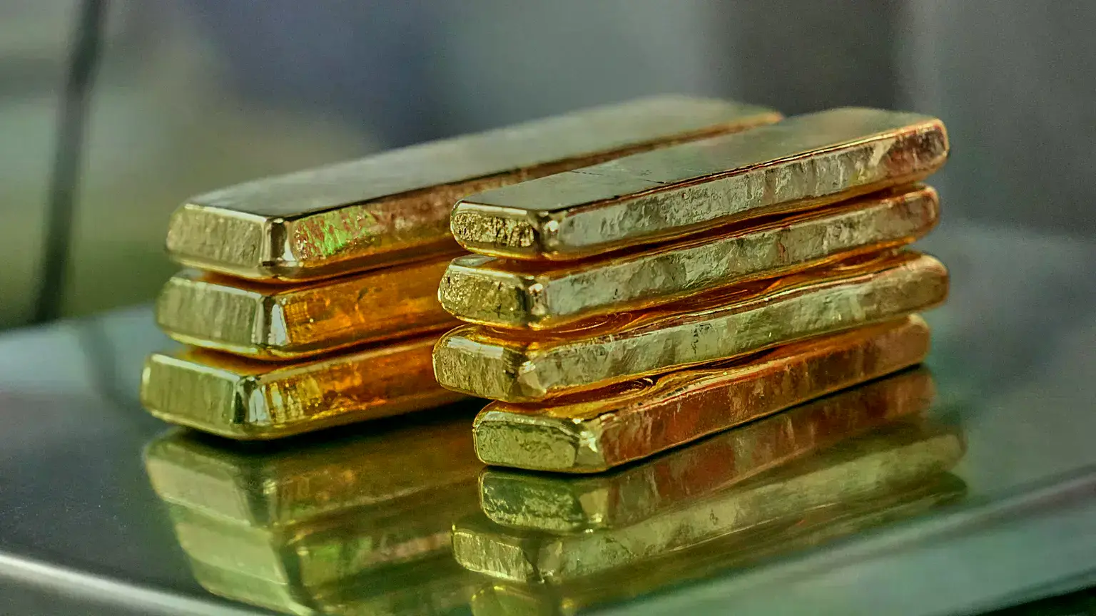 Un comerciante pesa lingotes de oro a la venta en Bangkok, Tailandia.