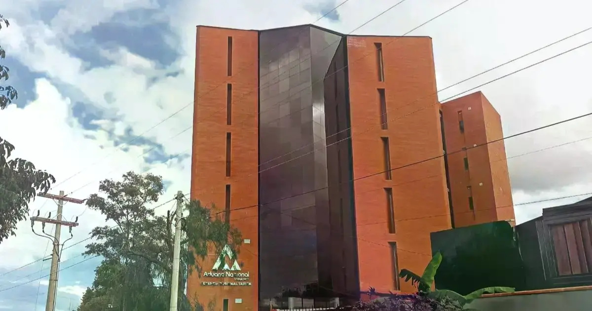 El edificio cuestionado por su construcción con presunto sobreprecio.