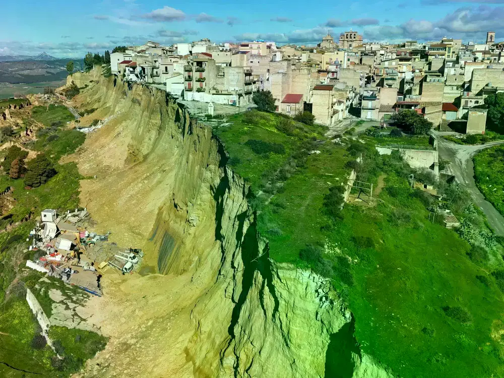 Imagen del barranco causado por un corrimiento de tierra en la localidad siciliana de Niscemi.