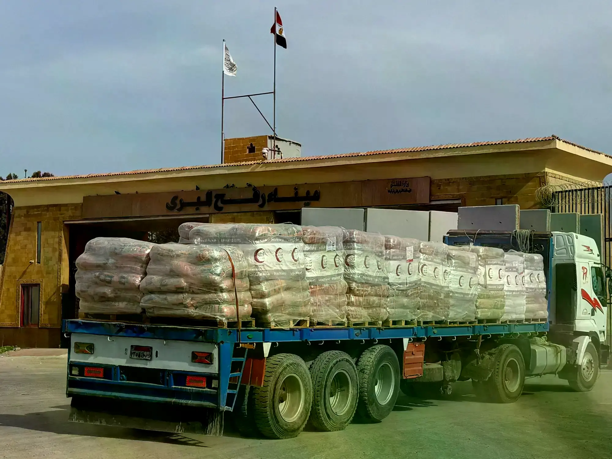 Un camión con ayuda humanitaria en el paso de Rafah.