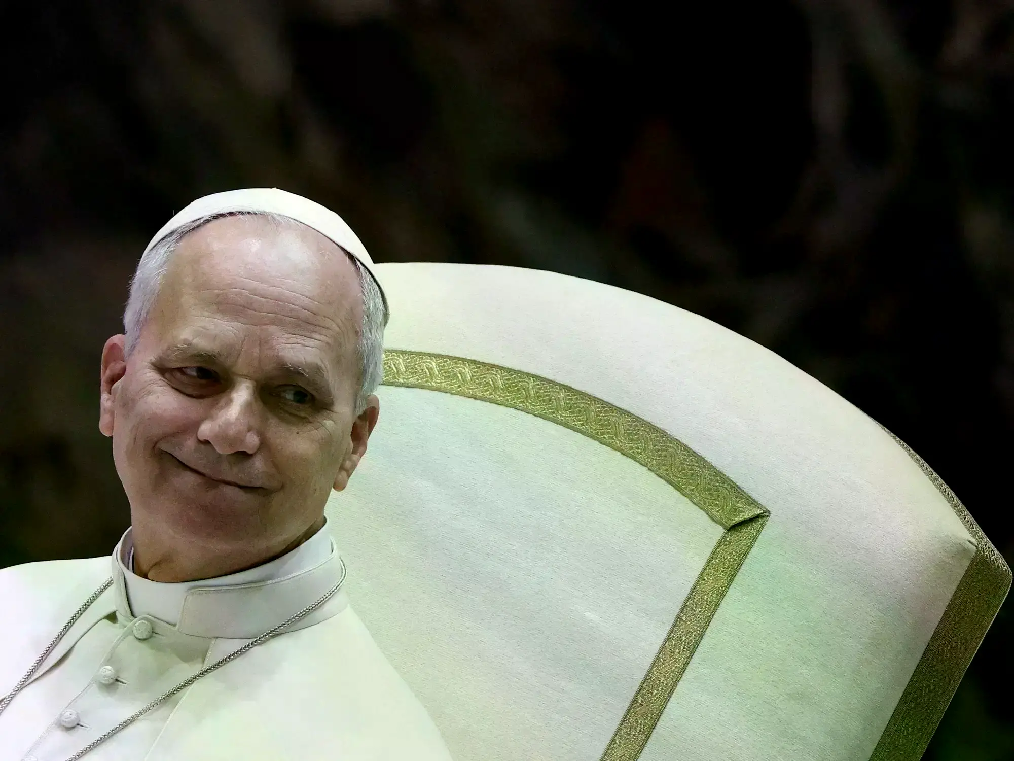 El papa León XIV saluda a los fieles en el día de Navidad.