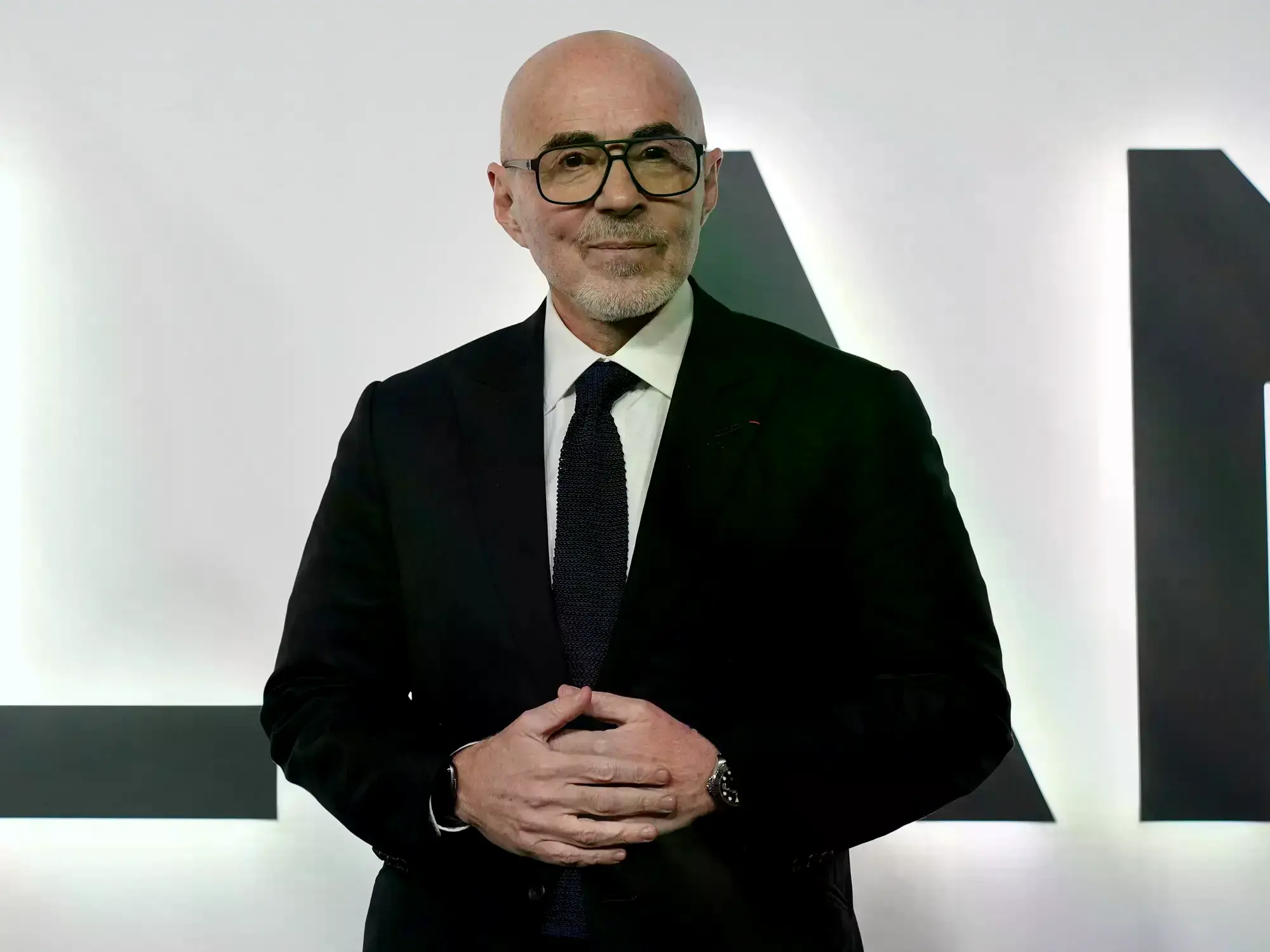 El argentino Fernando Sulichin arriba al estreno del documental.