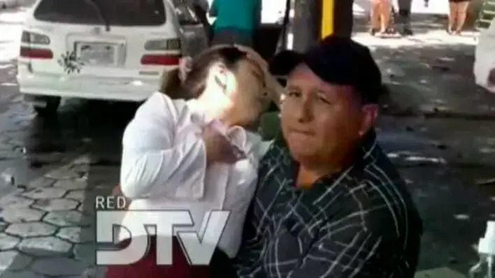 La diputada Diana Romero, esposa del vicepresidente Edmand Lara, tras ser evacuada.