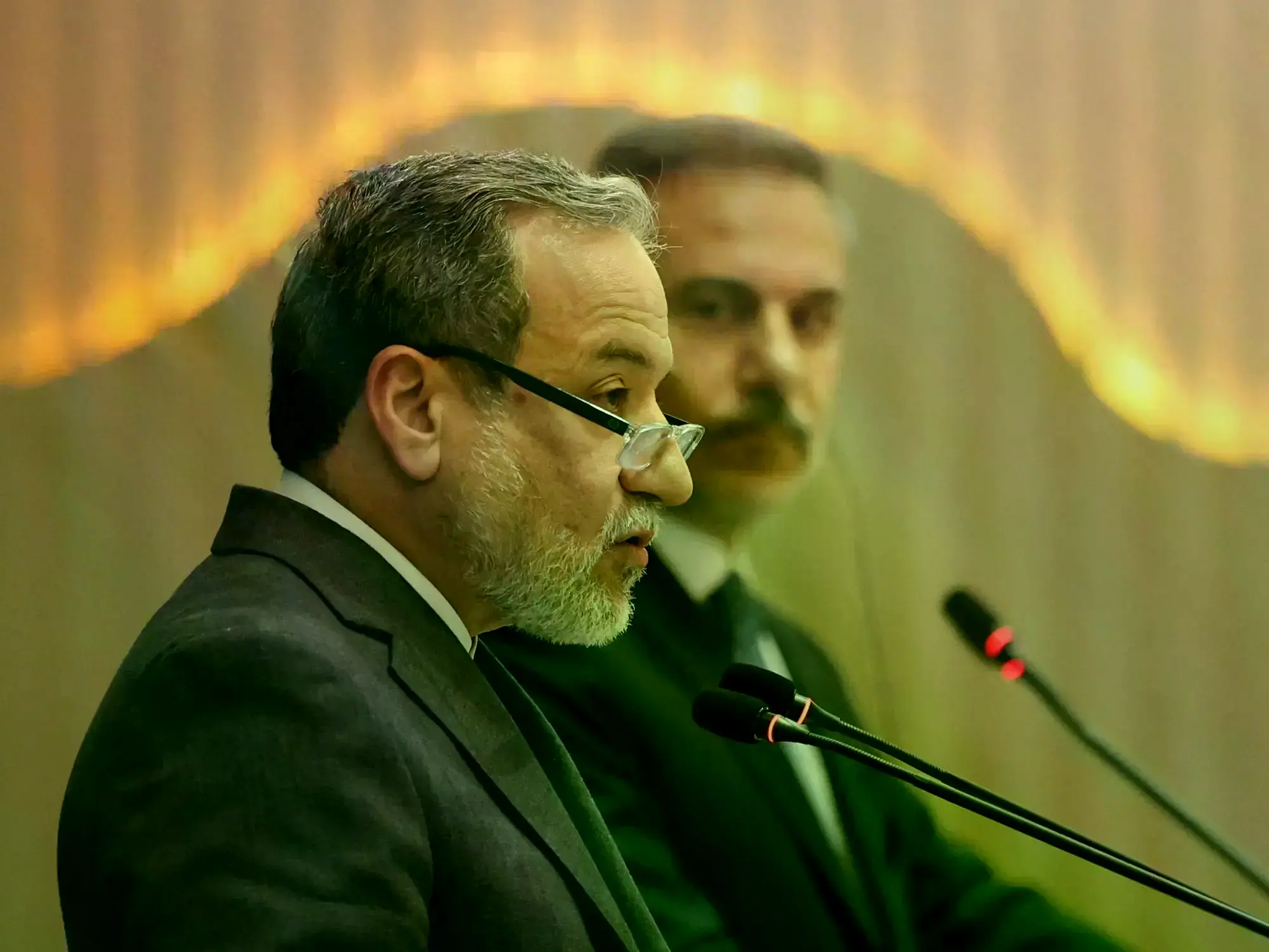 El canciller iraní, Abbas Araqchi, habla junto a su par turco, en Estambul.