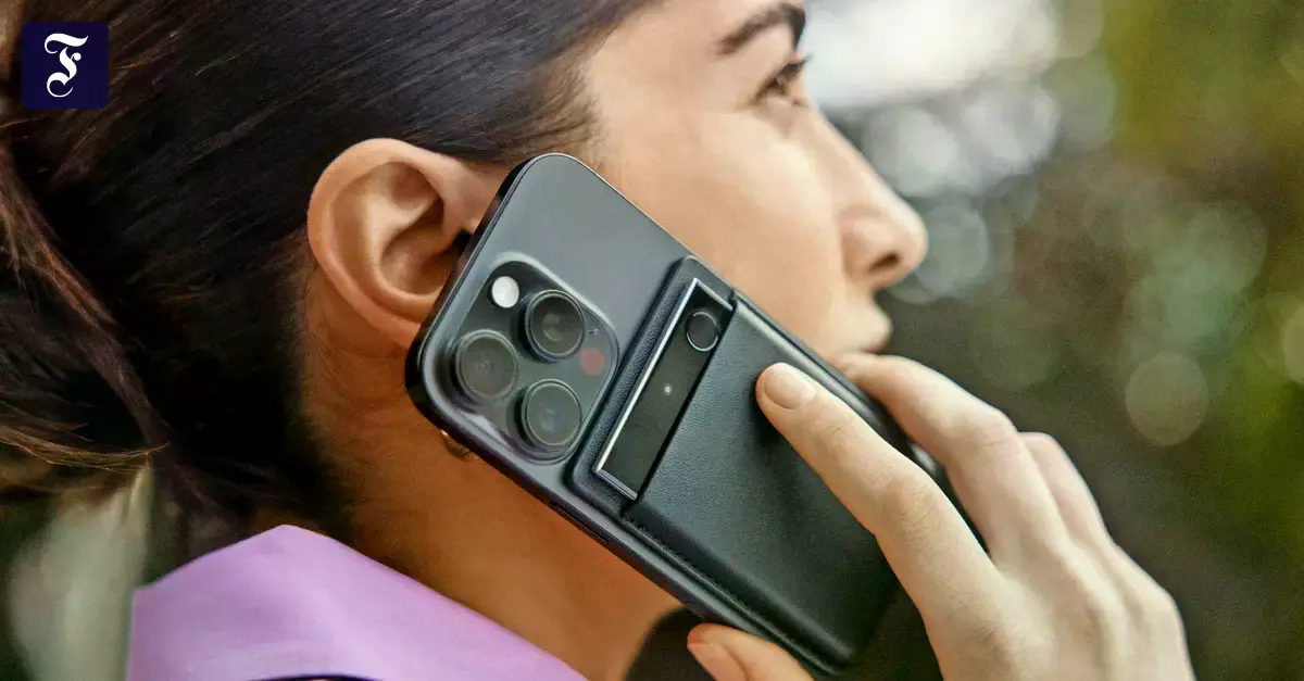 Grabador Note Pro de Plaud en una funda, junto a un telefono movil.