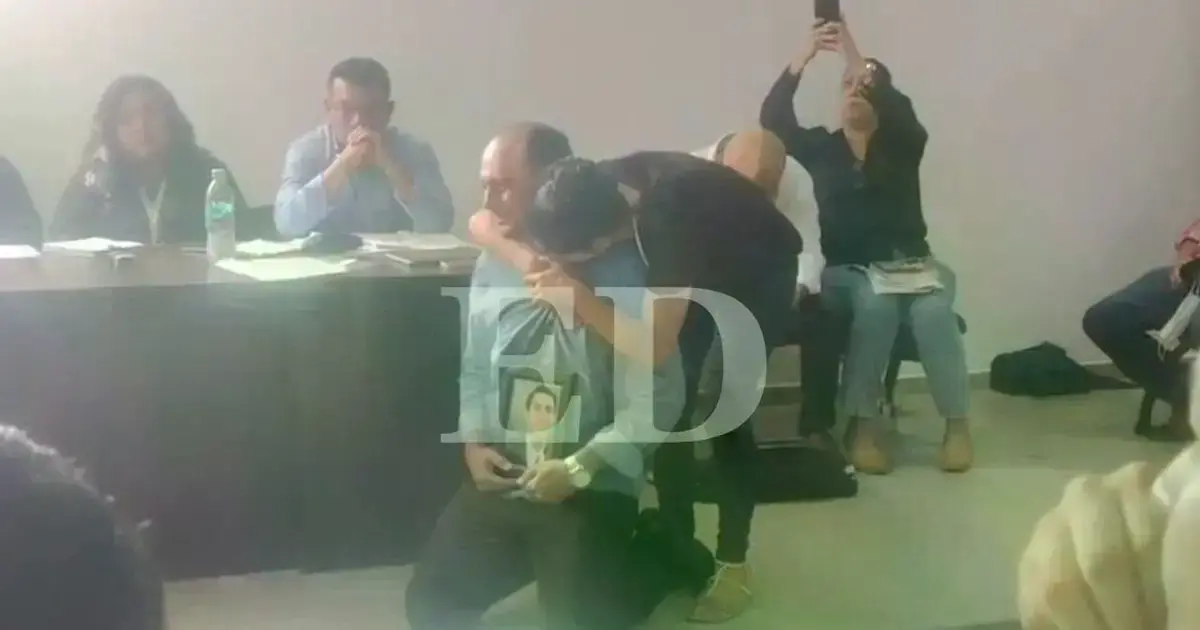 Padre de Sebastián Vespa implora ante el juez por justicia, con una foto de su hijo.
