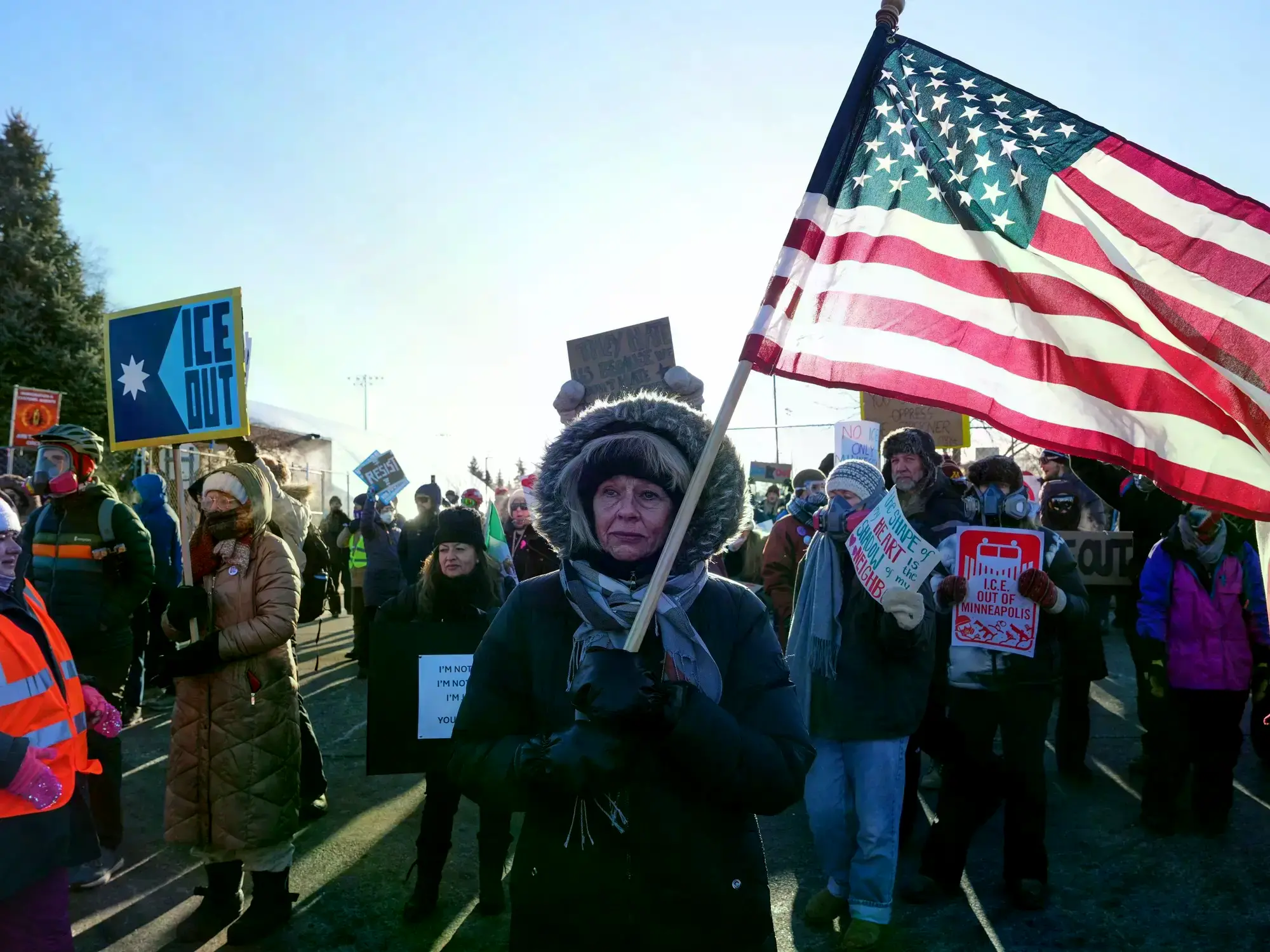 Manifestantes con carteles contra el ICE, el servicio de inmigraciones de EE.UU., este viernes en Minneapolis.