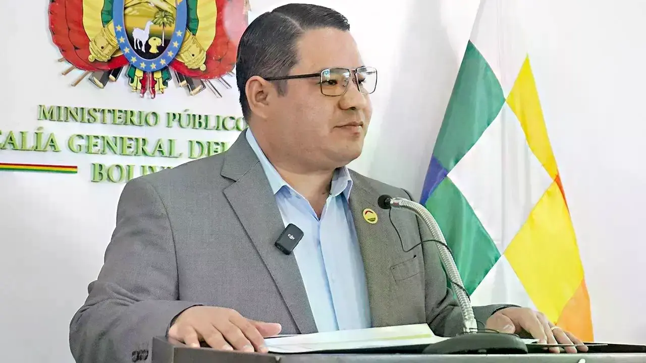 El fiscal general Roger Mariaca durante una conferencia de prensa.