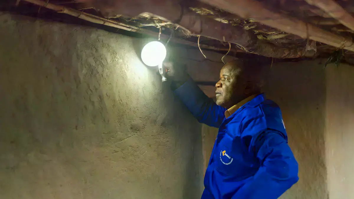 Instalación de un sistema solar fotovoltaico en Kasakula, Malawi.