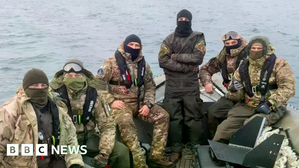 Buzos de la Marina de Ucrania durante una operación de desminado en el mar Negro.