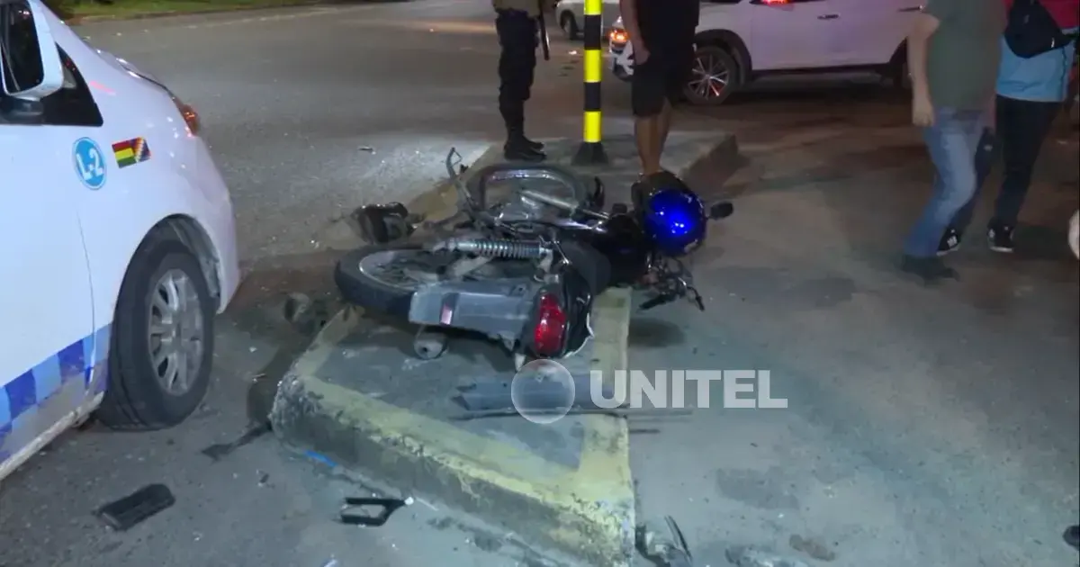 Motocicleta accidentada tras colisión con una vagoneta.