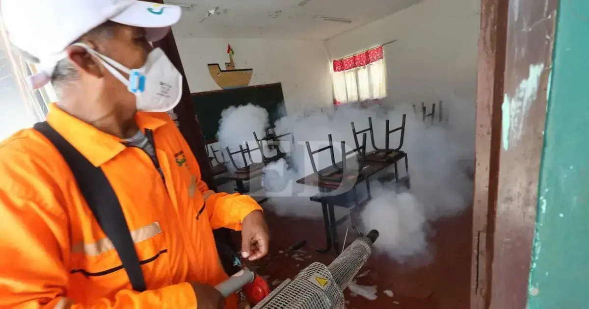 El alcalde Jhonny Fernández durante una inspección en la Unidad Educativa Clara Serrano.