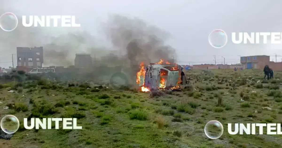 El vehículo terminó envuelto en fuego.