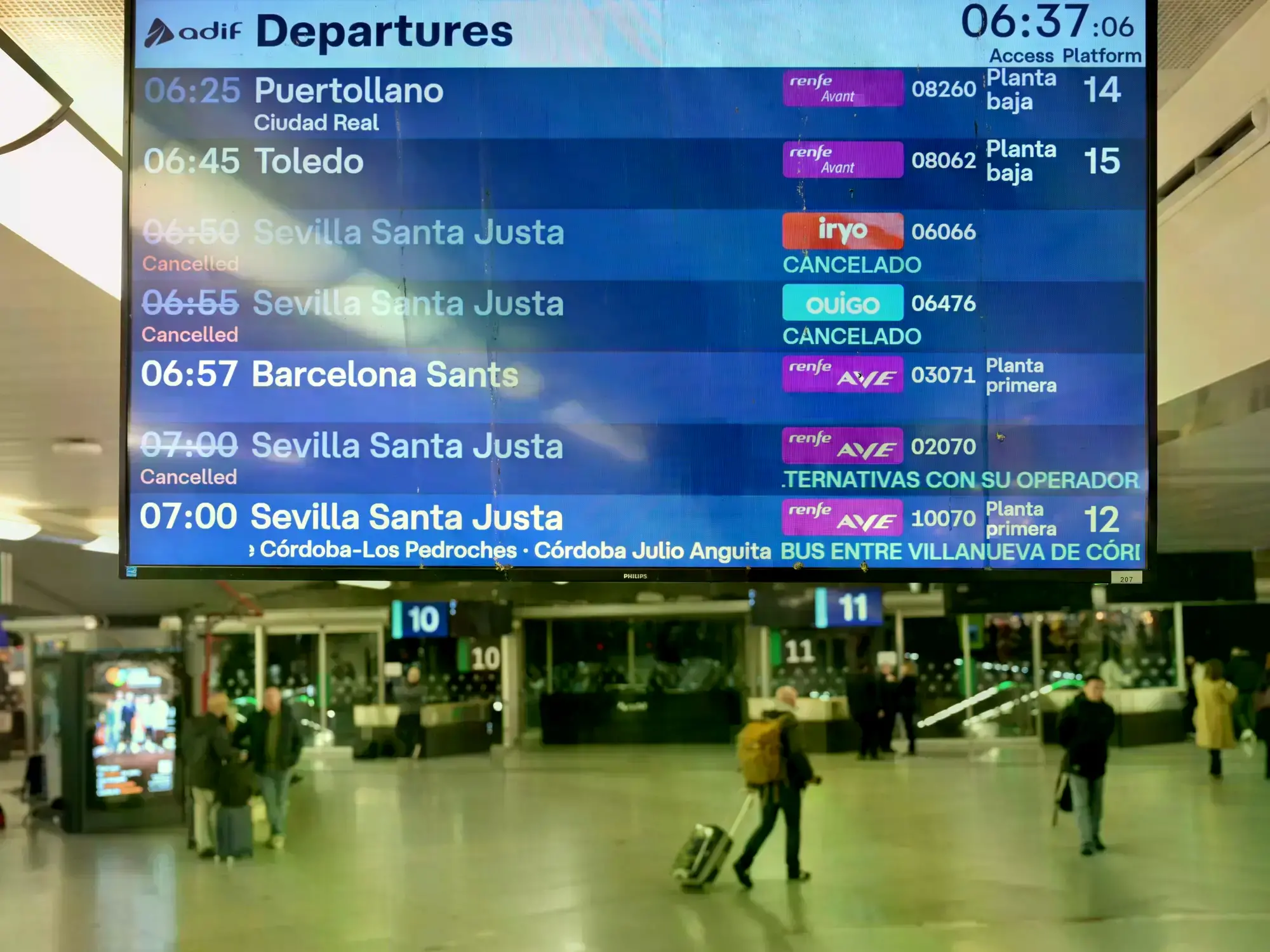 Vista del tablero de trenes en la estación de Atocha en Madrid, el 28 de enero.